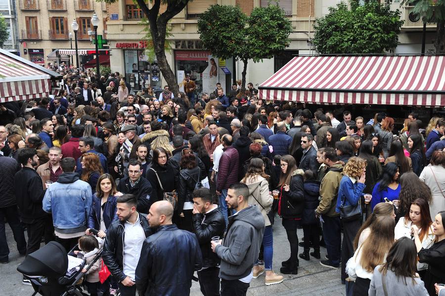 Cientos de personas abarrotan las calles de la ciudad desde la hora de comer para celebrar la Nochevieja