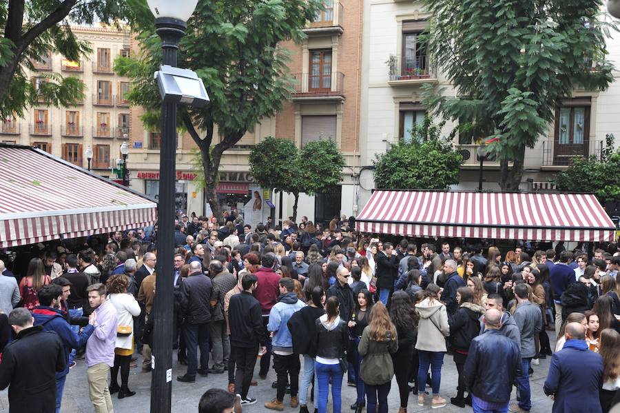 Cientos de personas abarrotan las calles de la ciudad desde la hora de comer para celebrar la Nochevieja