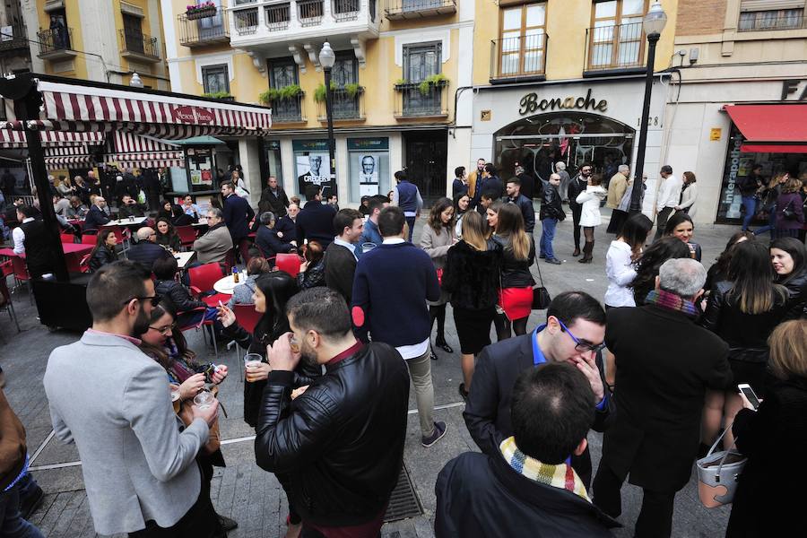 Cientos de personas abarrotan las calles de la ciudad desde la hora de comer para celebrar la Nochevieja