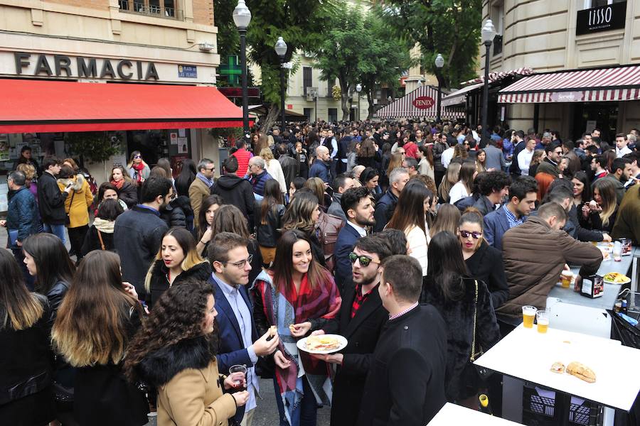 Cientos de personas abarrotan las calles de la ciudad desde la hora de comer para celebrar la Nochevieja