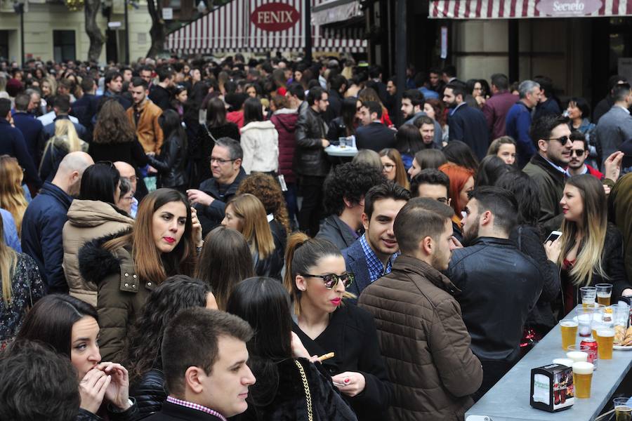 Cientos de personas abarrotan las calles de la ciudad desde la hora de comer para celebrar la Nochevieja