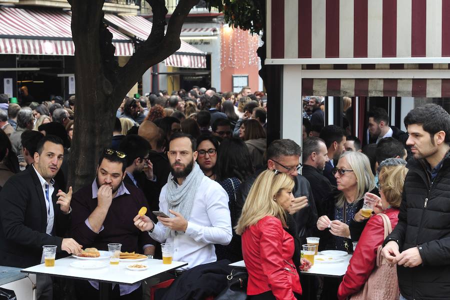 Cientos de personas abarrotan las calles de la ciudad desde la hora de comer para celebrar la Nochevieja