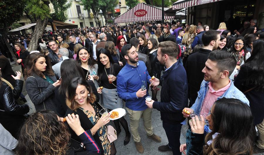 Cientos de personas abarrotan las calles de la ciudad desde la hora de comer para celebrar la Nochevieja