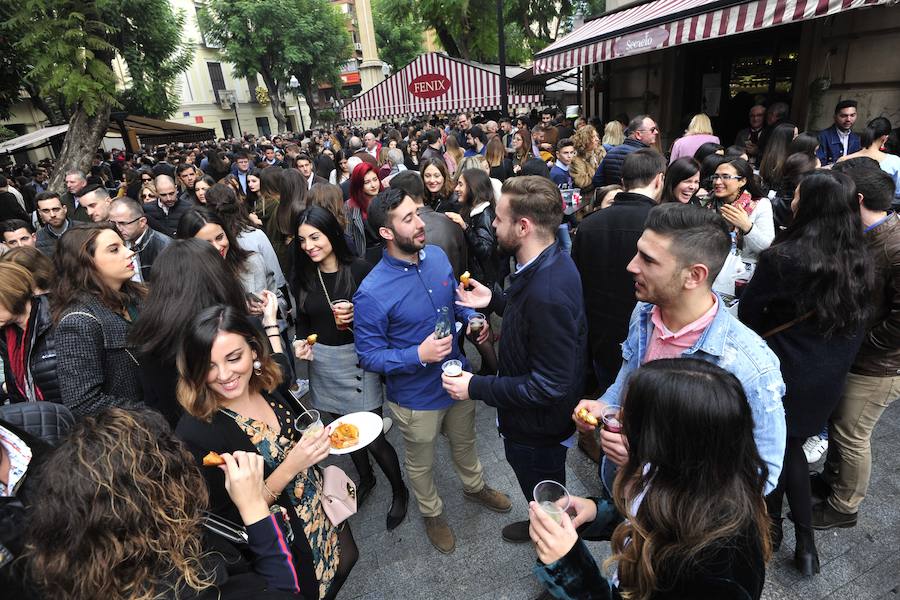 Cientos de personas abarrotan las calles de la ciudad desde la hora de comer para celebrar la Nochevieja