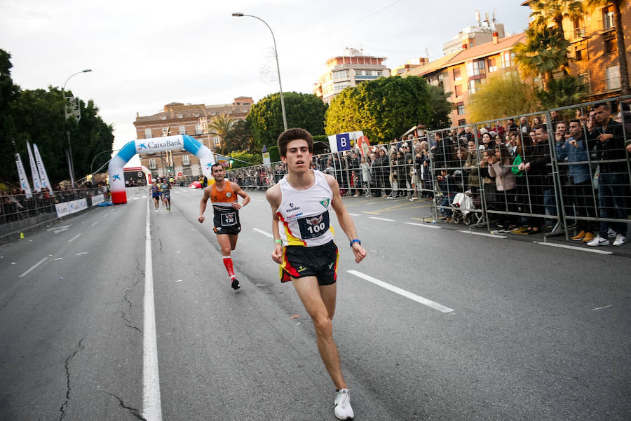 Repasa las imágenes del final de la carrera que ha inuntado las calles de Murcia el día de Nochevieja