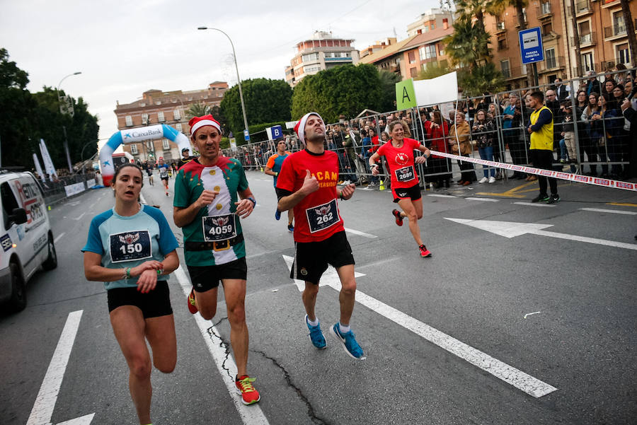 Repasa las imágenes del final de la carrera que ha inuntado las calles de Murcia el día de Nochevieja