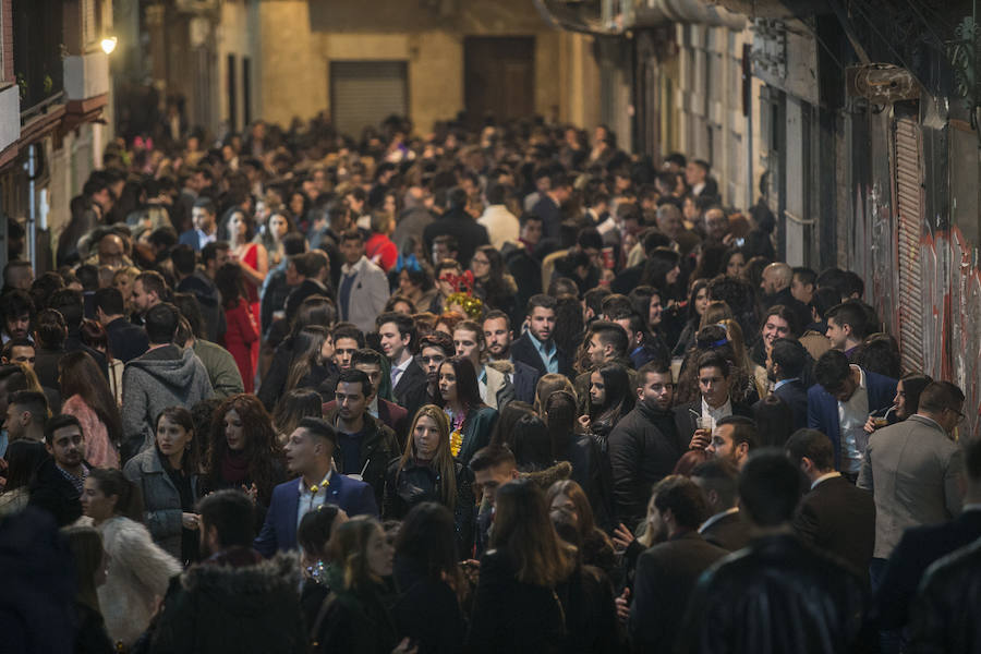 Cuatro Santos, la calle del Aire, Puerta de Murcia y Honda concentraron buena parte de los brindis y la alegría que estalló tras la cena de Nochevieja y la uvas de la suerte