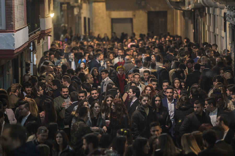 Cuatro Santos, la calle del Aire, Puerta de Murcia y Honda concentraron buena parte de los brindis y la alegría que estalló tras la cena de Nochevieja y la uvas de la suerte