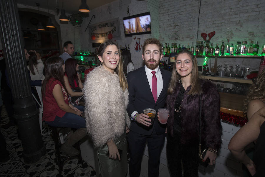Cuatro Santos, la calle del Aire, Puerta de Murcia y Honda concentraron buena parte de los brindis y la alegría que estalló tras la cena de Nochevieja y la uvas de la suerte