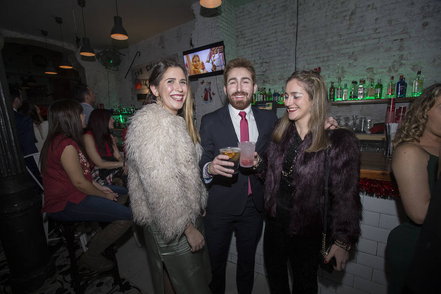 Cuatro Santos, la calle del Aire, Puerta de Murcia y Honda concentraron buena parte de los brindis y la alegría que estalló tras la cena de Nochevieja y la uvas de la suerte