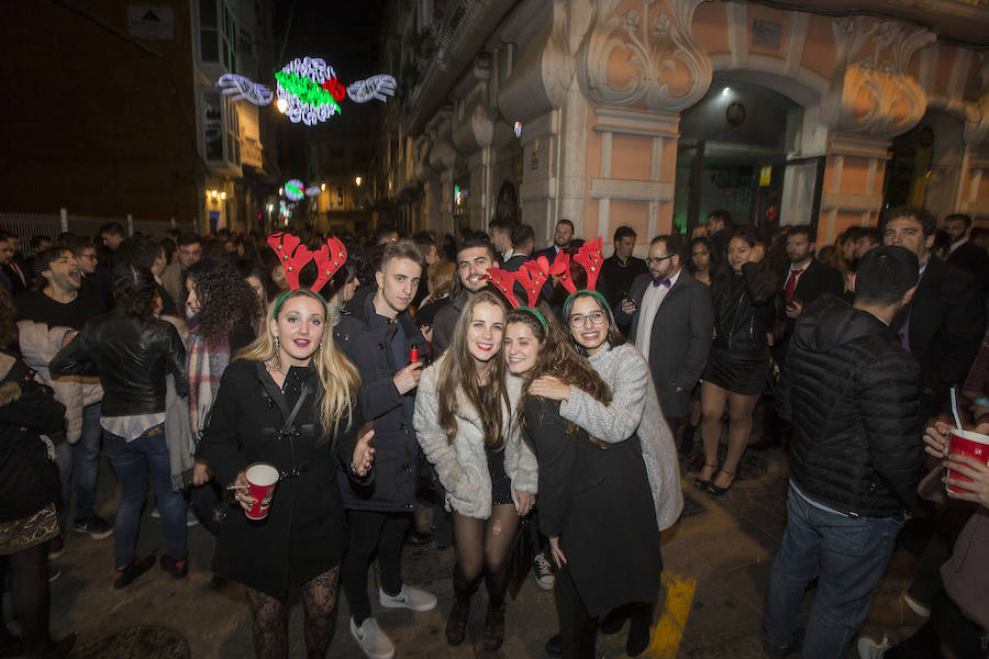 Cuatro Santos, la calle del Aire, Puerta de Murcia y Honda concentraron buena parte de los brindis y la alegría que estalló tras la cena de Nochevieja y la uvas de la suerte