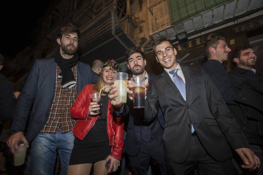 Cuatro Santos, la calle del Aire, Puerta de Murcia y Honda concentraron buena parte de los brindis y la alegría que estalló tras la cena de Nochevieja y la uvas de la suerte
