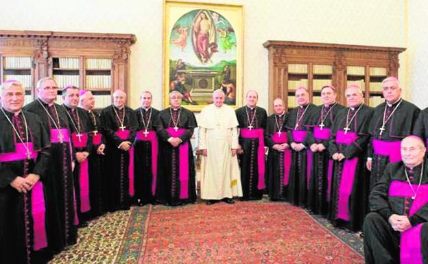 El Papa con los obispos españoles, entre los que están el de la Diócesis de Cartagena, José Manuel Lorca Planes, y el lorquino Ginés Ramón García (2º y 3º izq., respectivamente).