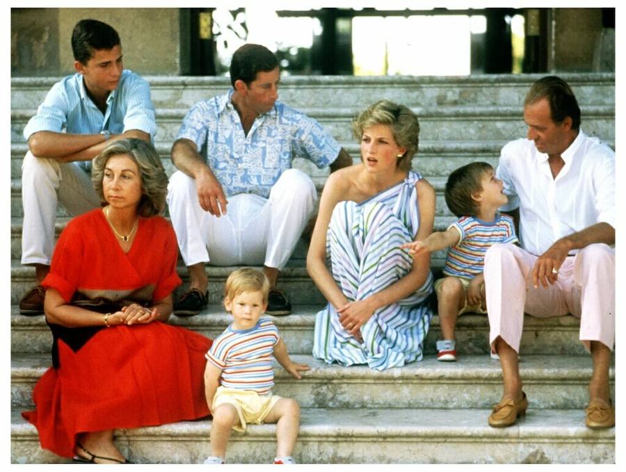 Los príncipes de Gales y sus dos hijos posan en el palacio de Marivent con los reyes de España y el príncipe Felipe.