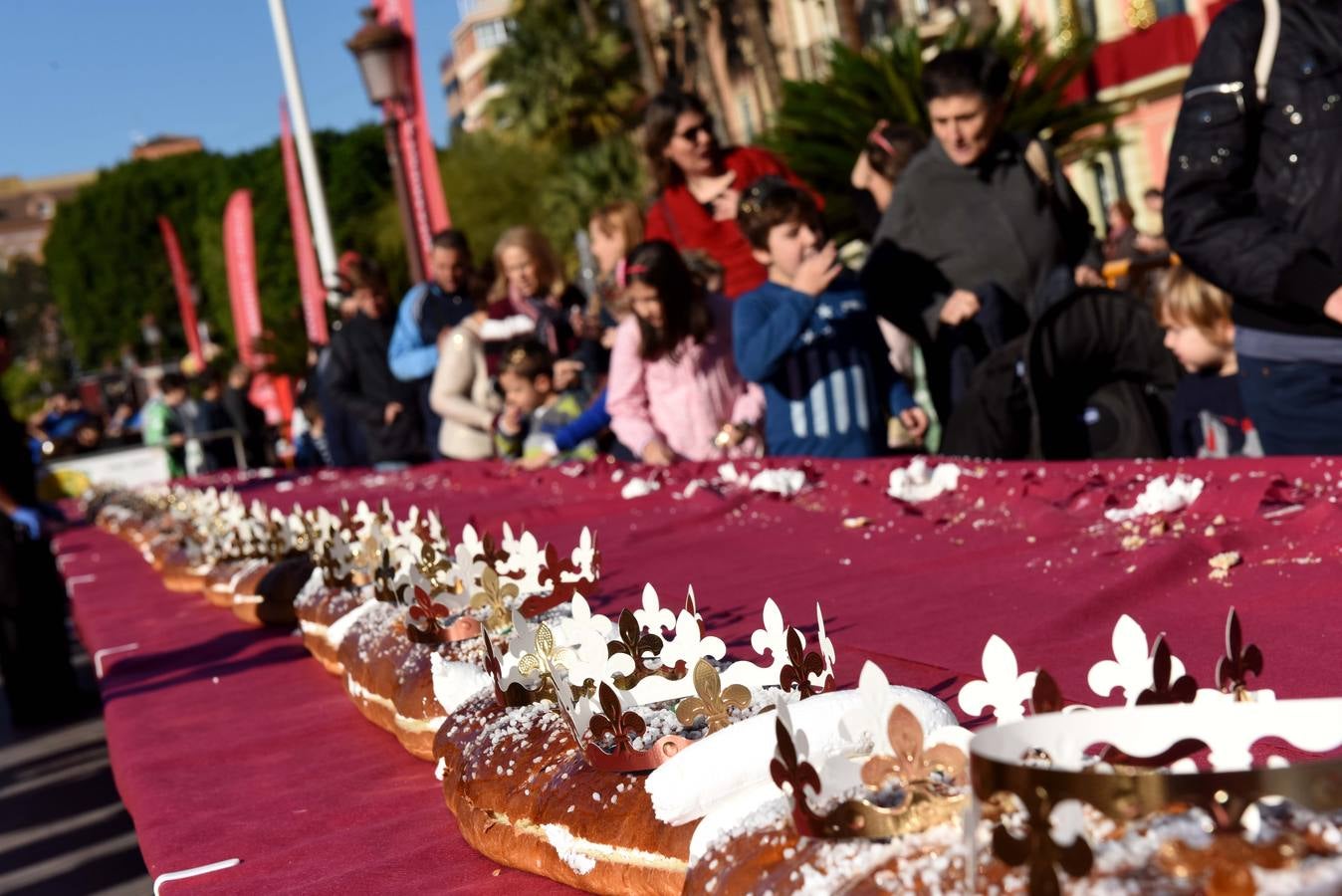 Los niños que esperaban a Sus Majestades de Oriente en la Glorieta han podido disfrutar de un espectáculo de canta-baila