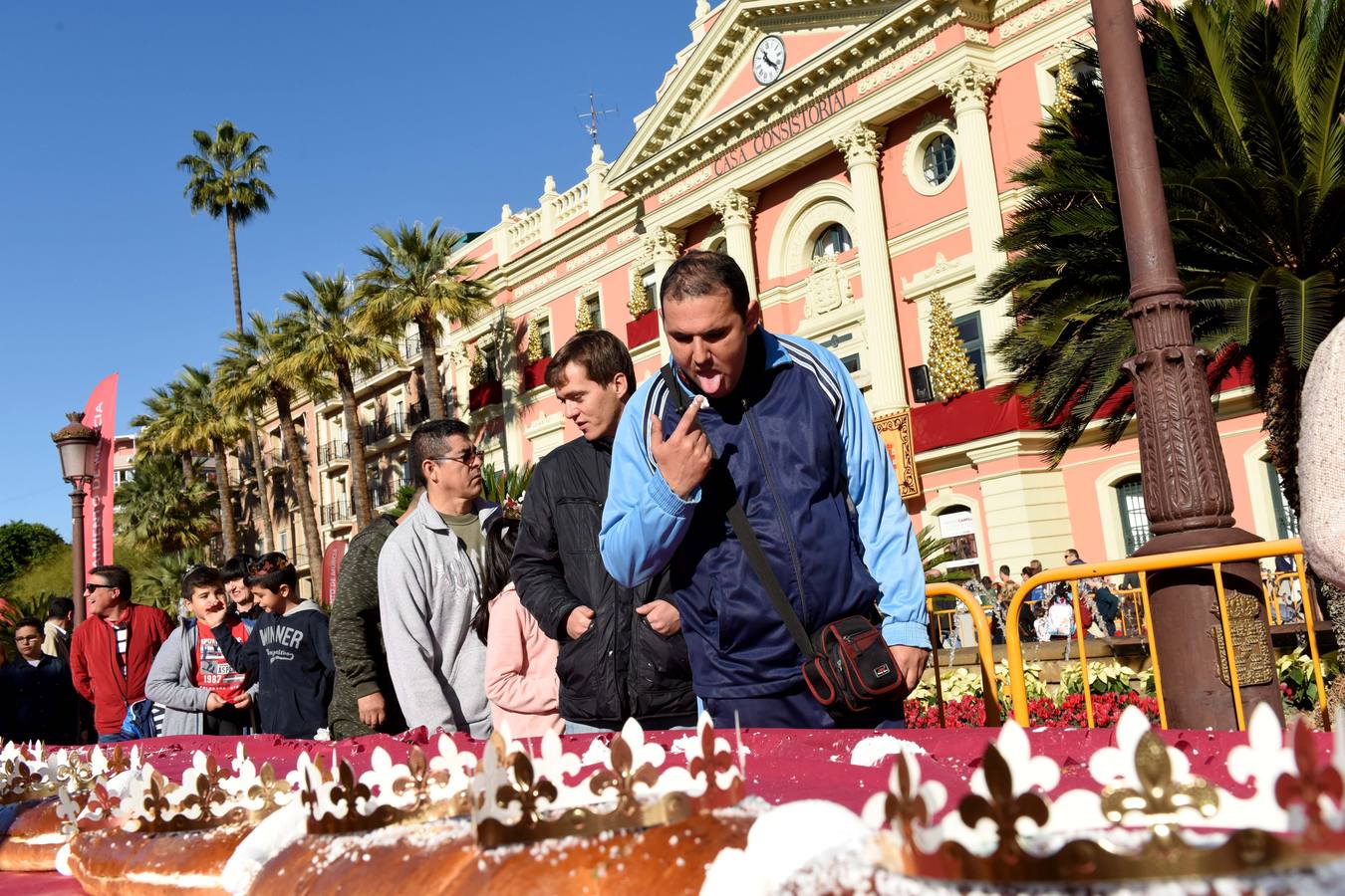Los niños que esperaban a Sus Majestades de Oriente en la Glorieta han podido disfrutar de un espectáculo de canta-baila