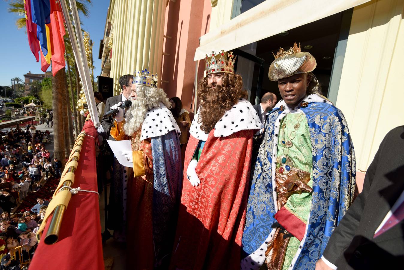 Recibimiento multitudinario a Sus Majestades de Oriente en la Glorieta, donde miles de niños les entregaron personalmente sus cartas de deseos