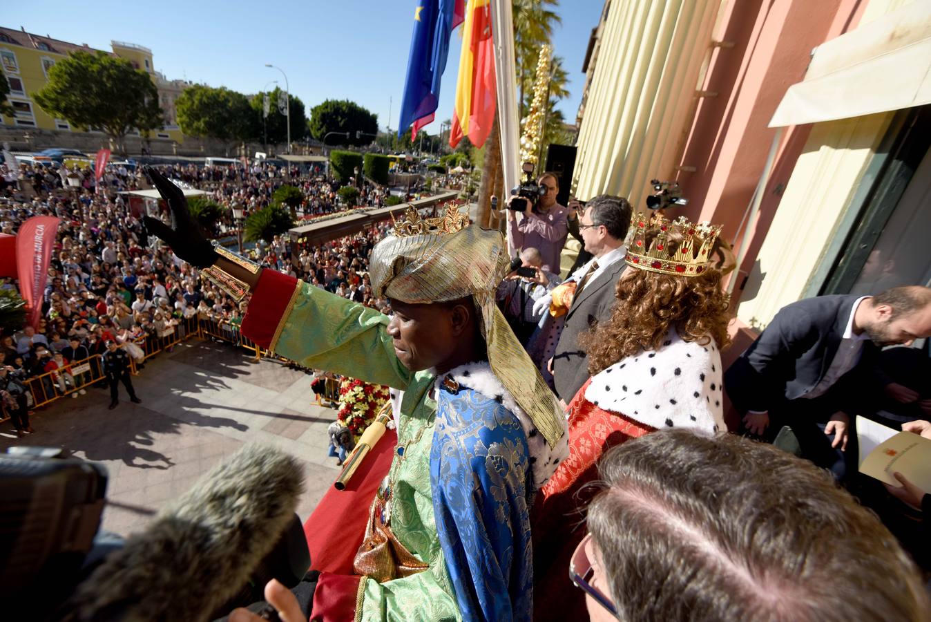 Recibimiento multitudinario a Sus Majestades de Oriente en la Glorieta, donde miles de niños les entregaron personalmente sus cartas de deseos