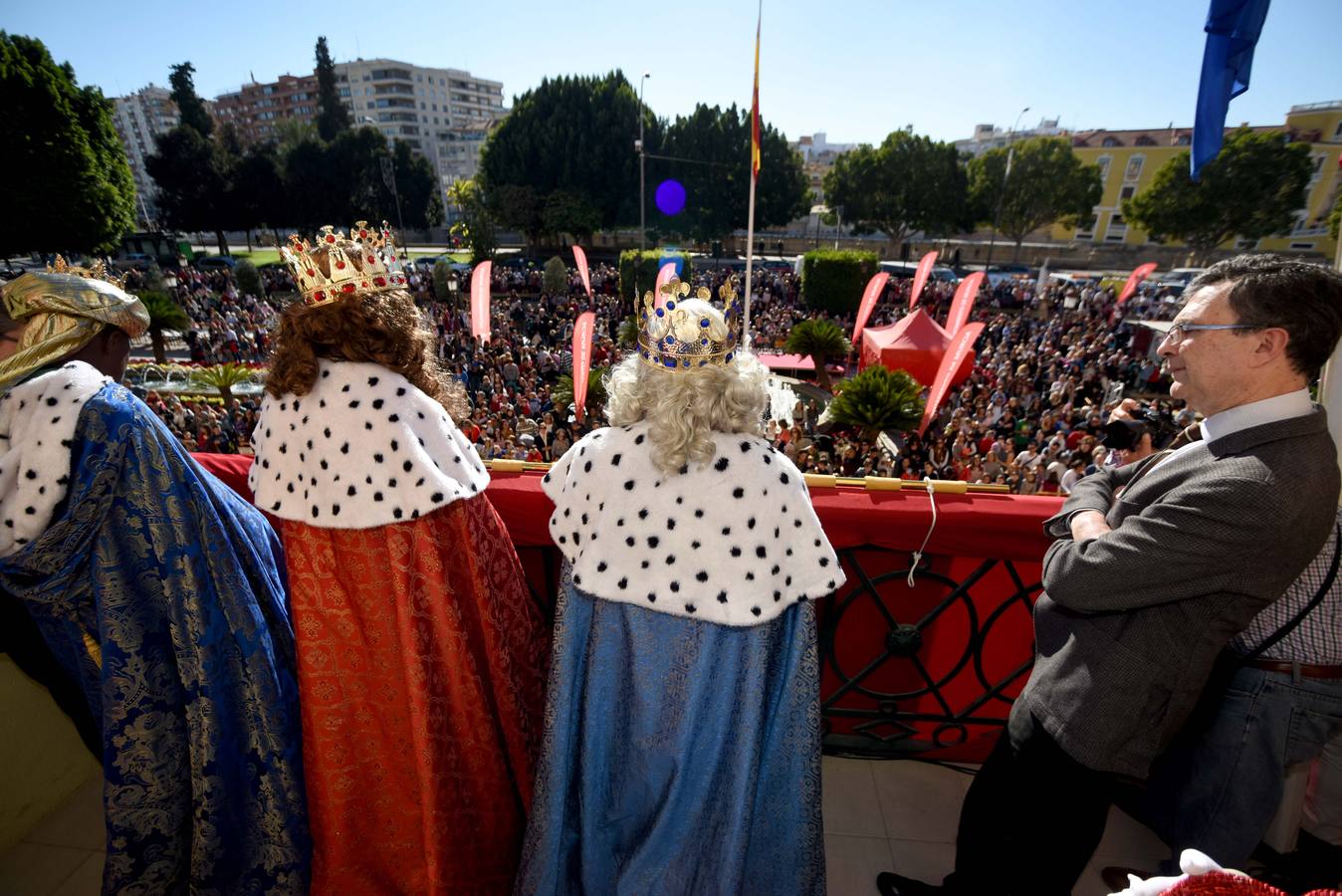 Recibimiento multitudinario a Sus Majestades de Oriente en la Glorieta, donde miles de niños les entregaron personalmente sus cartas de deseos