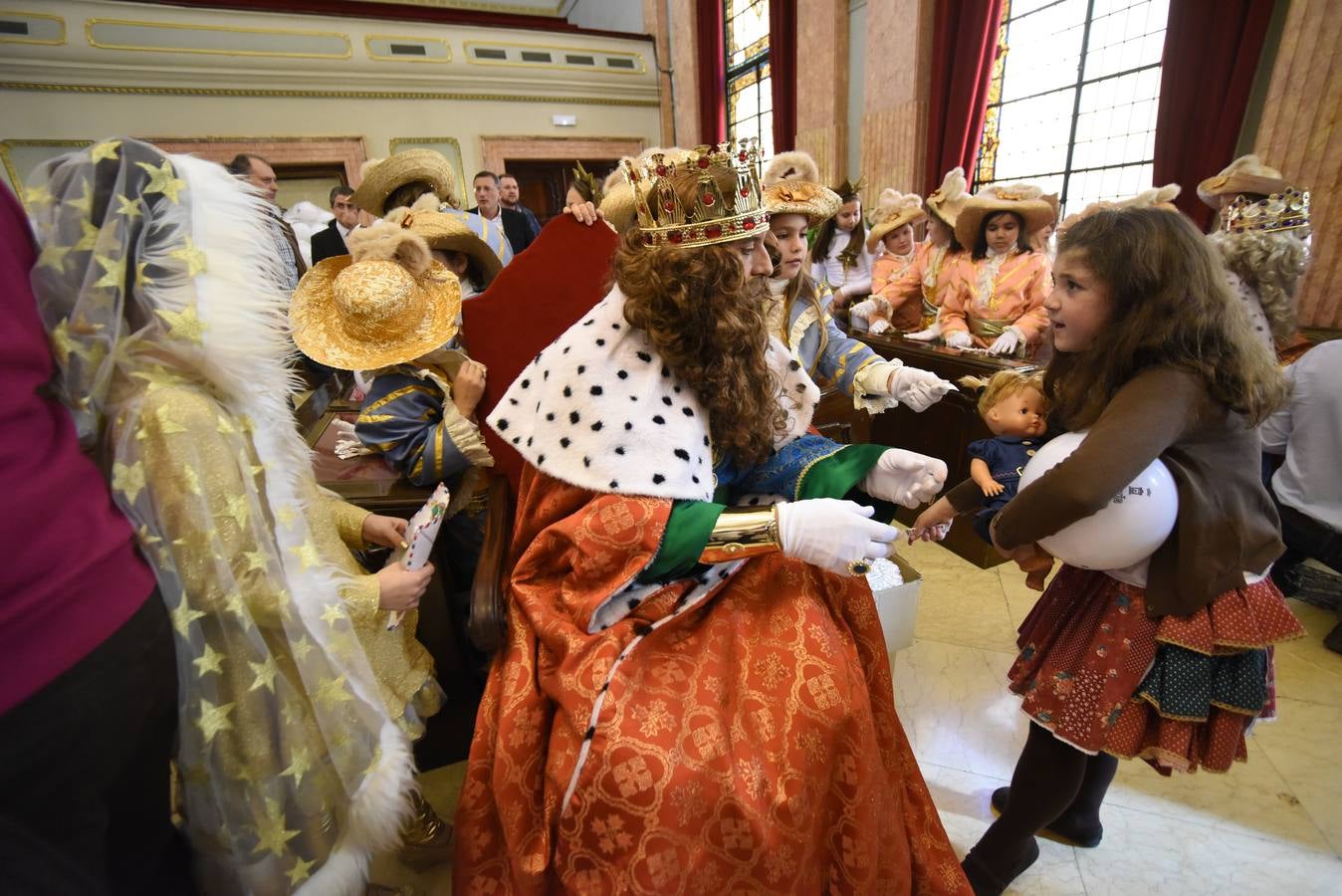 Recibimiento multitudinario a Sus Majestades de Oriente en la Glorieta, donde miles de niños les entregaron personalmente sus cartas de deseos