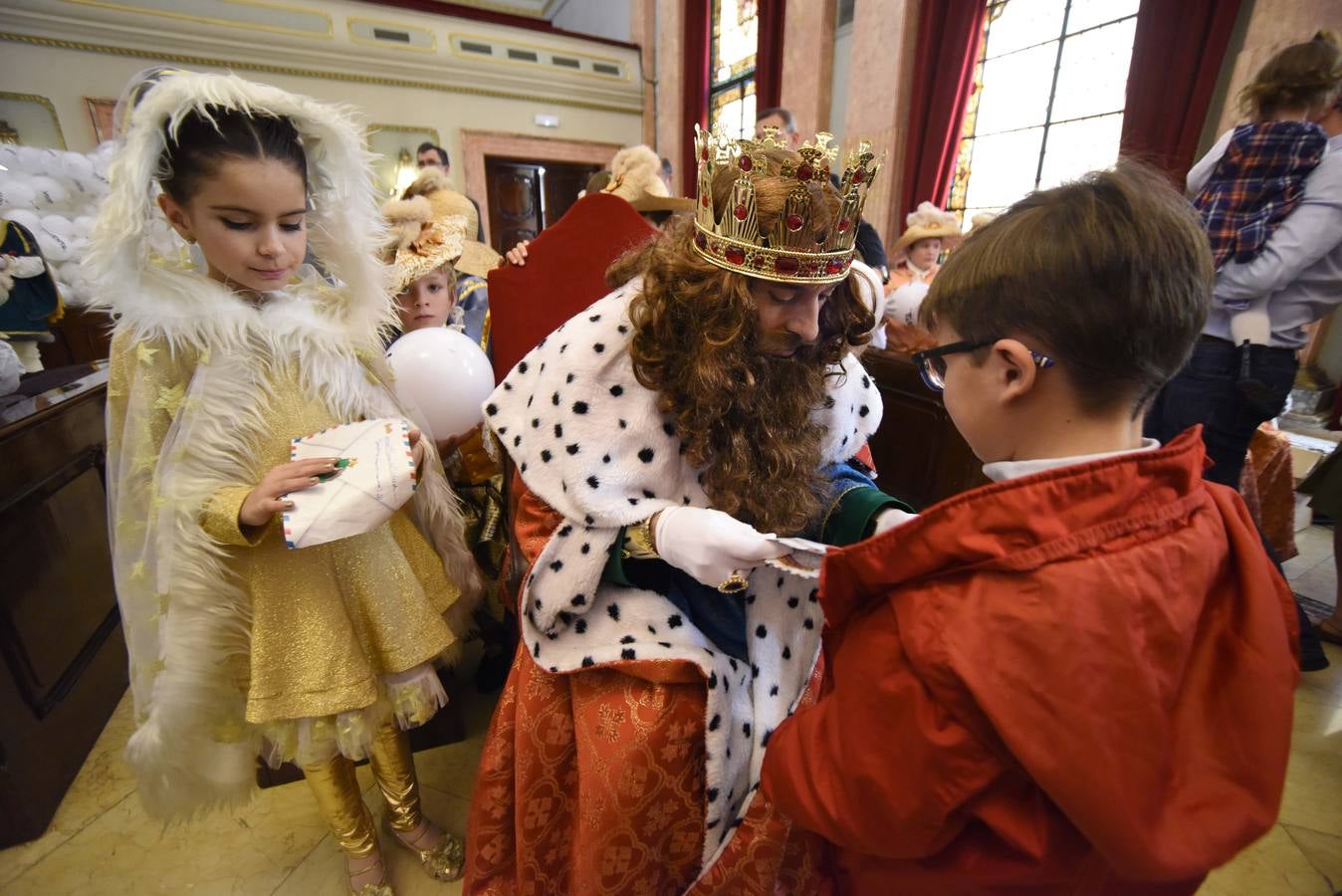 Recibimiento multitudinario a Sus Majestades de Oriente en la Glorieta, donde miles de niños les entregaron personalmente sus cartas de deseos