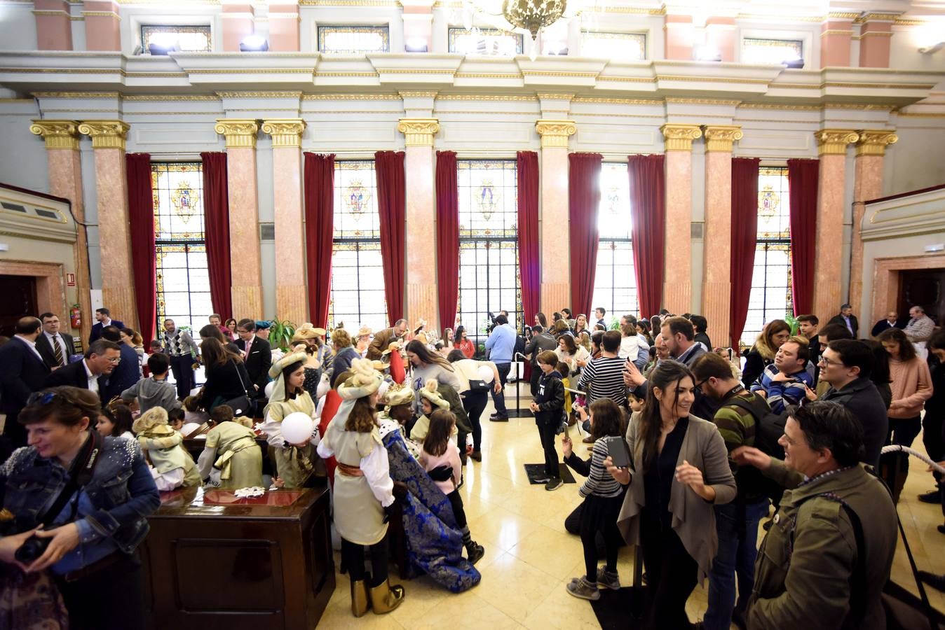 Recibimiento multitudinario a Sus Majestades de Oriente en la Glorieta, donde miles de niños les entregaron personalmente sus cartas de deseos