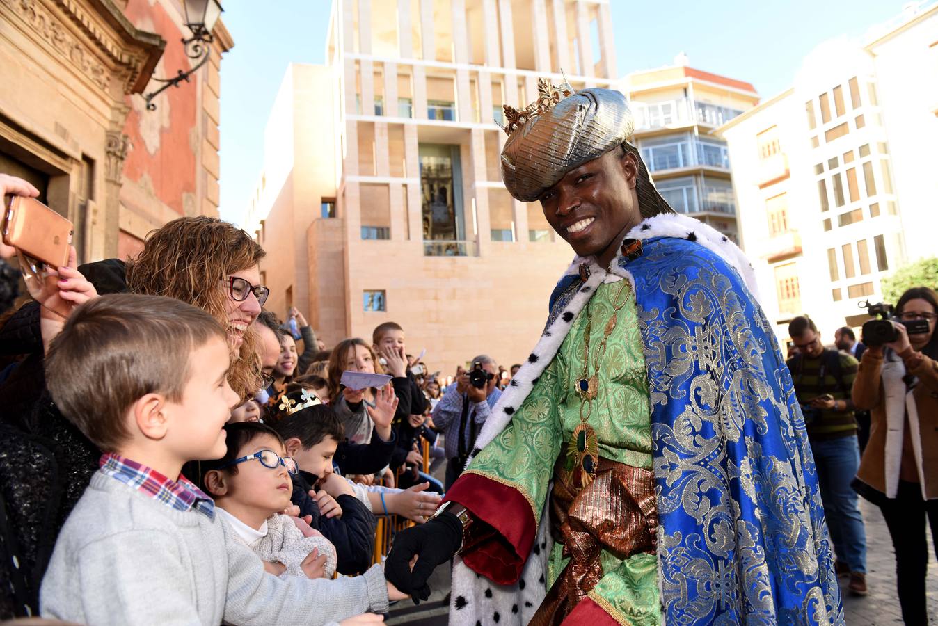 Recibimiento multitudinario a Sus Majestades de Oriente en la Glorieta, donde miles de niños les entregaron personalmente sus cartas de deseos