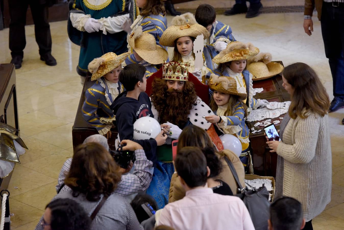 Recibimiento multitudinario a Sus Majestades de Oriente en la Glorieta, donde miles de niños les entregaron personalmente sus cartas de deseos