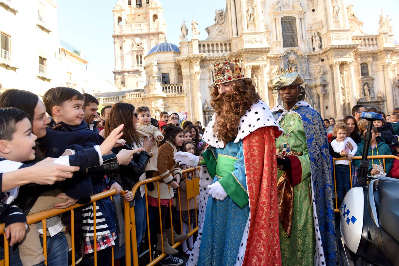 Recibimiento multitudinario a Sus Majestades de Oriente en la Glorieta, donde miles de niños les entregaron personalmente sus cartas de deseos