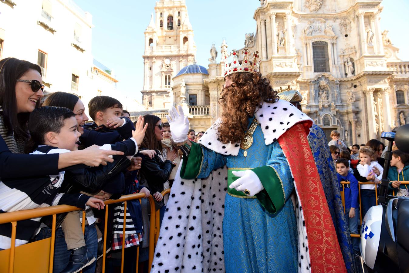 Recibimiento multitudinario a Sus Majestades de Oriente en la Glorieta, donde miles de niños les entregaron personalmente sus cartas de deseos