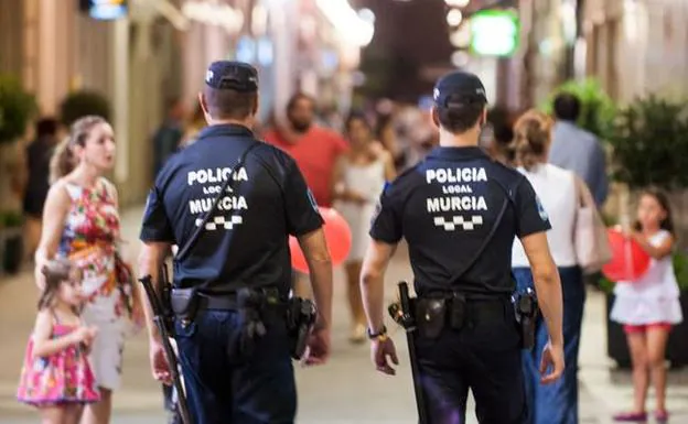 Imagen de archivo de dos policías en las calles de Murcia. 