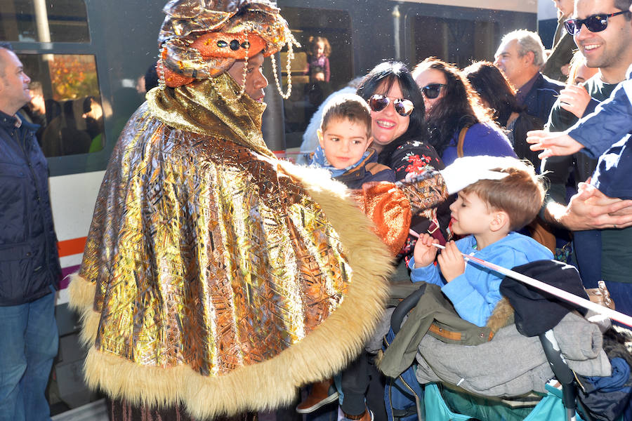 Melchor, Gaspar y Baltasar llegaron este viernes, poco antes de mediodía, a Lorca en tren, en un convoy de cercanías procedente de Murcia. En la estación de Sutullena saludarán a todos los niños que les esperen en los andenes.