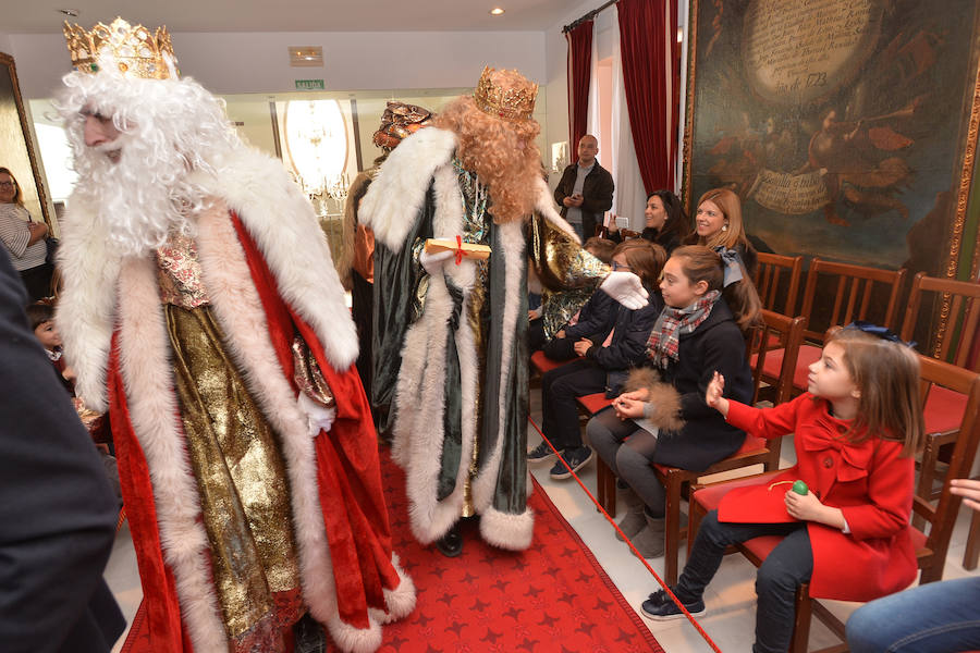 Melchor, Gaspar y Baltasar llegaron este viernes, poco antes de mediodía, a Lorca en tren, en un convoy de cercanías procedente de Murcia. En la estación de Sutullena saludarán a todos los niños que les esperen en los andenes.