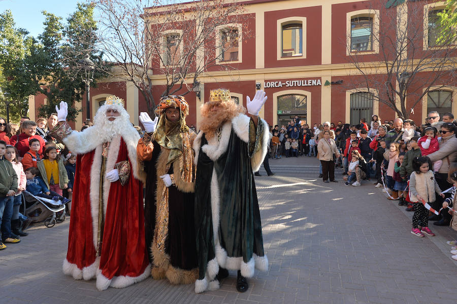 Melchor, Gaspar y Baltasar llegaron este viernes, poco antes de mediodía, a Lorca en tren, en un convoy de cercanías procedente de Murcia. En la estación de Sutullena saludarán a todos los niños que les esperen en los andenes.