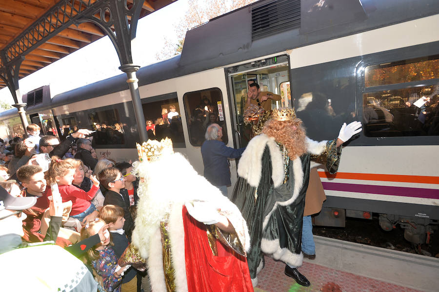 Melchor, Gaspar y Baltasar llegaron este viernes, poco antes de mediodía, a Lorca en tren, en un convoy de cercanías procedente de Murcia. En la estación de Sutullena saludarán a todos los niños que les esperen en los andenes.