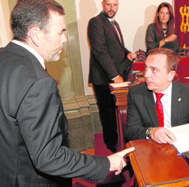 José López y Francisco Espejo, en el salón municipal de Plenos en febrero de 2017.