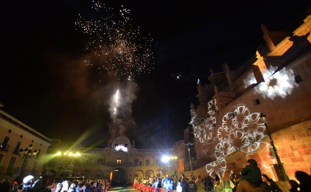 Miles de lorquinos y visitantes acudieron a la Plaza de España donde los Reyes Magos se despidieron con un espectáculo de luz, sonido y pirotecnia.