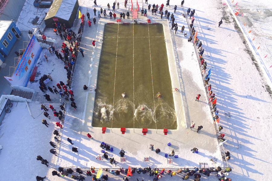 La ciudad de Harbin, en el norte de China, celebra durante estos días su Festival de Hielo y Nieve. Este evento acoge diferentes concursos de esculturas sobre hielo y pruebas deportivas para los más valientes