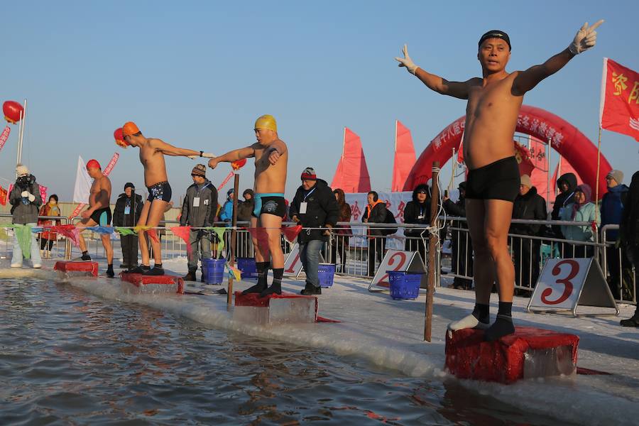 La ciudad de Harbin, en el norte de China, celebra durante estos días su Festival de Hielo y Nieve. Este evento acoge diferentes concursos de esculturas sobre hielo y pruebas deportivas para los más valientes