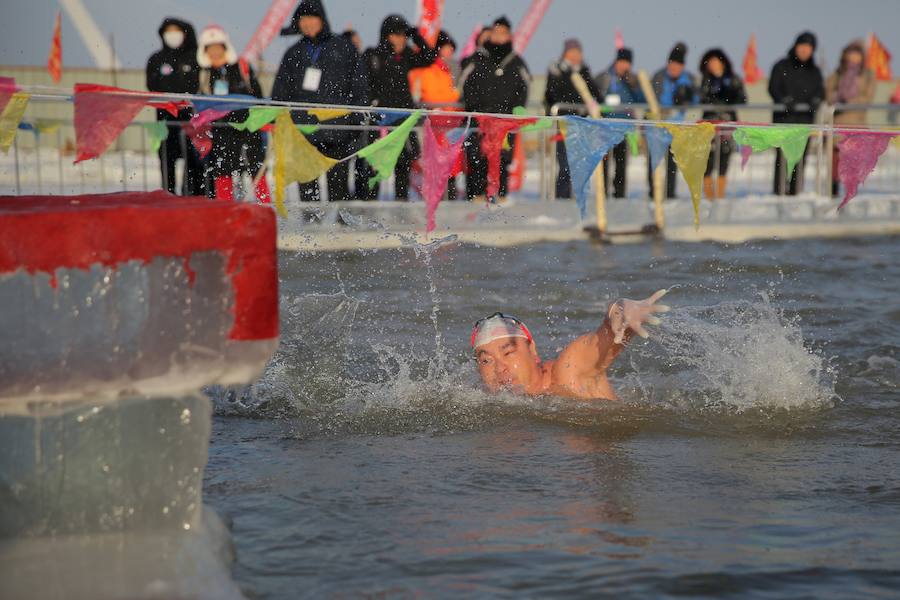 La ciudad de Harbin, en el norte de China, celebra durante estos días su Festival de Hielo y Nieve. Este evento acoge diferentes concursos de esculturas sobre hielo y pruebas deportivas para los más valientes