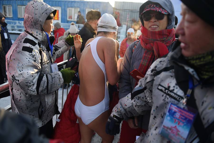 La ciudad de Harbin, en el norte de China, celebra durante estos días su Festival de Hielo y Nieve. Este evento acoge diferentes concursos de esculturas sobre hielo y pruebas deportivas para los más valientes