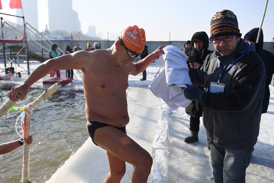 La ciudad de Harbin, en el norte de China, celebra durante estos días su Festival de Hielo y Nieve. Este evento acoge diferentes concursos de esculturas sobre hielo y pruebas deportivas para los más valientes