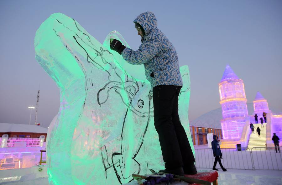 La ciudad de Harbin, en el norte de China, celebra durante estos días su Festival de Hielo y Nieve. Este evento acoge diferentes concursos de esculturas sobre hielo y pruebas deportivas para los más valientes