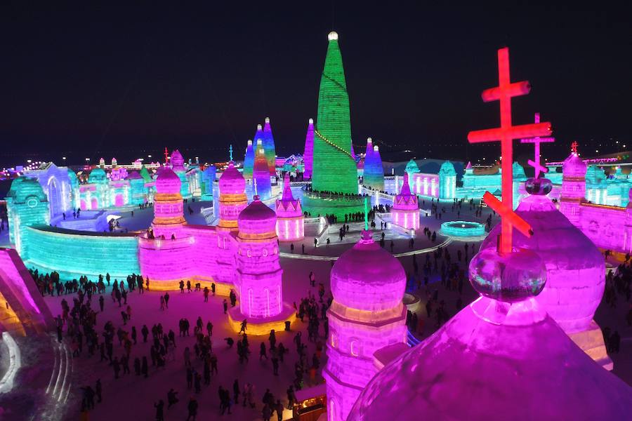 La ciudad de Harbin, en el norte de China, celebra durante estos días su Festival de Hielo y Nieve. Este evento acoge diferentes concursos de esculturas sobre hielo y pruebas deportivas para los más valientes