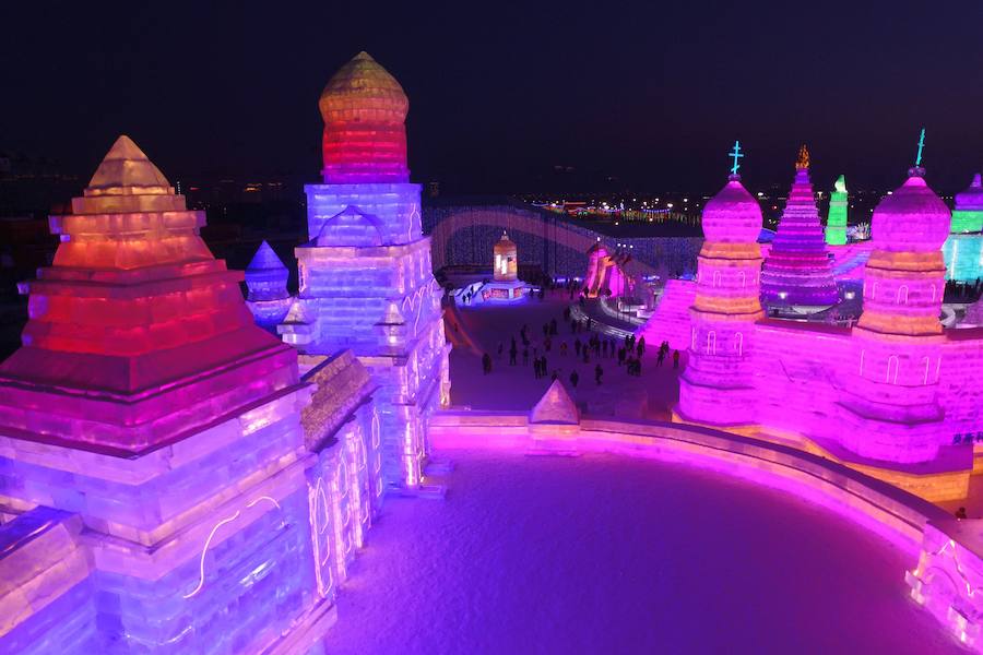 La ciudad de Harbin, en el norte de China, celebra durante estos días su Festival de Hielo y Nieve. Este evento acoge diferentes concursos de esculturas sobre hielo y pruebas deportivas para los más valientes