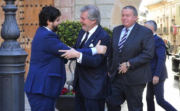 Méndez de Vigo saludo a López Miras, hoy en Caravaca, en presencia del Bernabé.