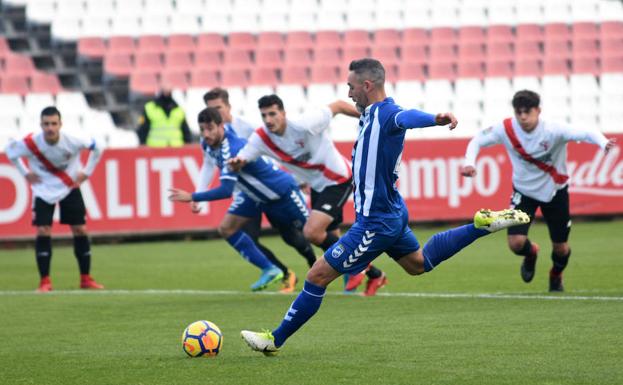 Abel Gómez lanza el penalti que supuso en primer gol de los lorquinos.