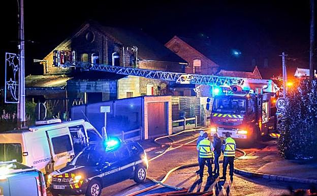 Dotaciones de bomberos en el lugar del incendio.