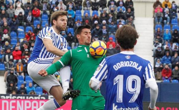 El centrocampista del Leganés, Gabriel Appelt (c), controla el balón ante los jugadores de la Real Sociedad, Asier Illarramendi (i) y Álvaro Odriozola.