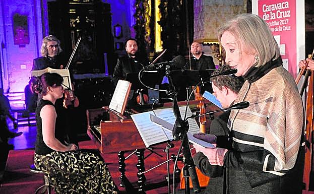 Nuria Espert recita los versos de Vivaldi junto a La Tempestad, ayer, en Caravaca.